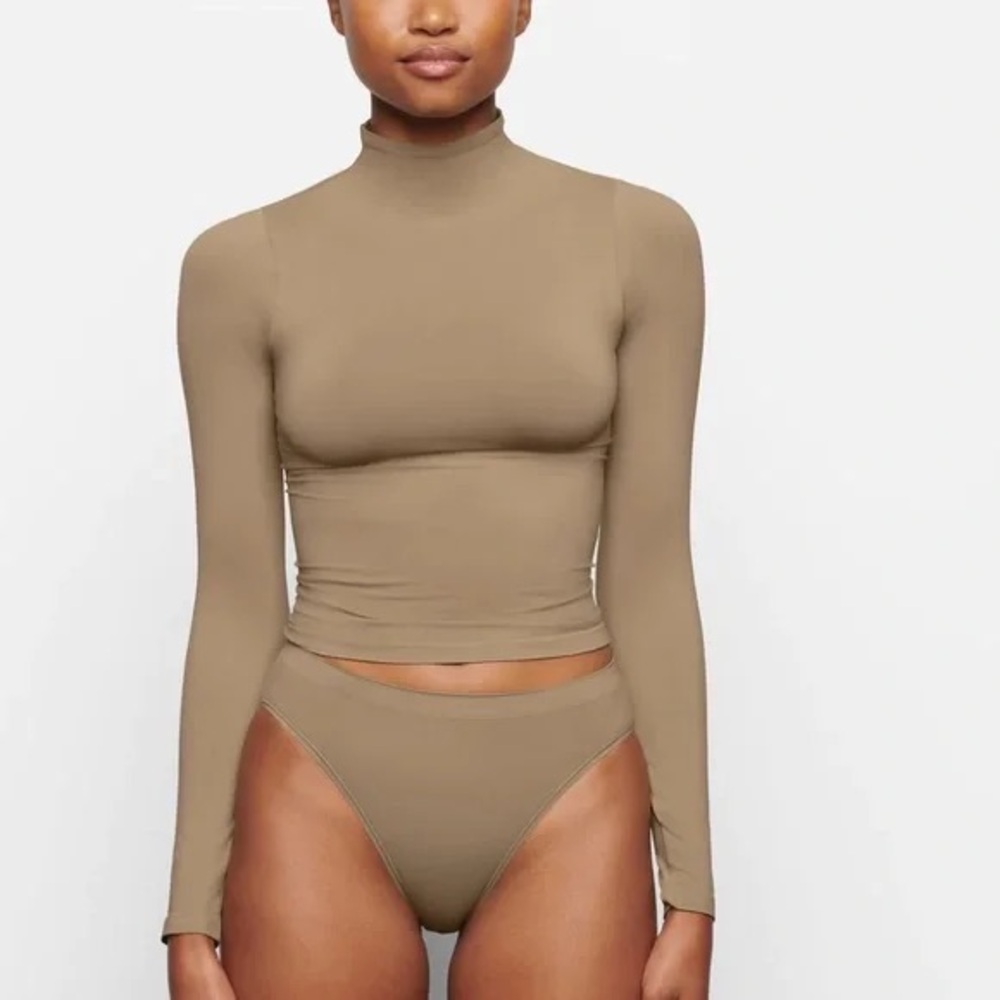 SKIMS SOFT SMOOTHING SEAMLESS TURTLENECK TOP - DESERT - SIZE 2X